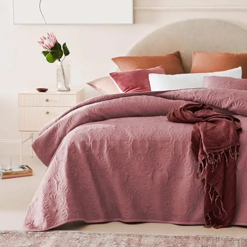 ROOM99 Leila Elegante Tagesdecke in Rosa 220 x 240 cm Vielseitige Wohndecke als Bettüberwurf oder Sofaüberwurf Überwurfdecke für Bett und Sofa Steppdecke Stil Ideal als Bedspread