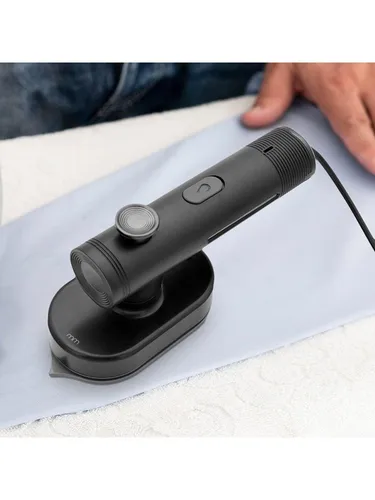 Mikamax Travel Iron - Gadget für unterwegs: Das leichte Reisebügeleisen mit 90° drehbarem Griff und Wassersprühfunktion sorgt in nur 20 Sekunden für faltenfreie Kleidung, ideal für Vielreisende!
