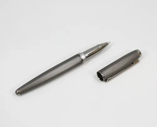 Hugo Boss Blaze Gun Tintenroller HSV0905D - Tintenroller in Schwarz mit edler Geschenkbox, perfekt für stilvolle Schreibmomente. Ideal für Geschenke oder den persönlichen Gebrauch.