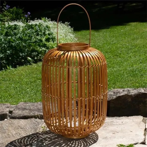 BOURGH Laterne Bambus NISSORIA - 44 cm Hoch mit Henkel - Laterne aus natürlichem Bambus für drinnen und draußen, ideal für Vintage und Boho-Stile. Handgefertigt und nachhaltig, schafft eine angenehme Atmosphäre auf Balkon oder Terrasse.