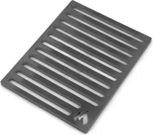 Grillrost.com Original Ofenrost 18,5x24cm aus massivem Stahl - Hochwertiger Ofenrost für Kamine und Öfen, bruchsicher aus 8mm Stahlblech. Made in Germany – ideal für langlebigen Einsatz und schnelle Anpassung an deine Bedürfnisse.