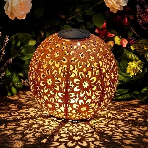 Spetebo Solar Gartenkugel aus Metall in Rost-Optik - Ø 20 cm - LED Dekokugel mit Erdspieß - Garten Deko Kugel Leuchte warm weiß beleuchtet für Außen