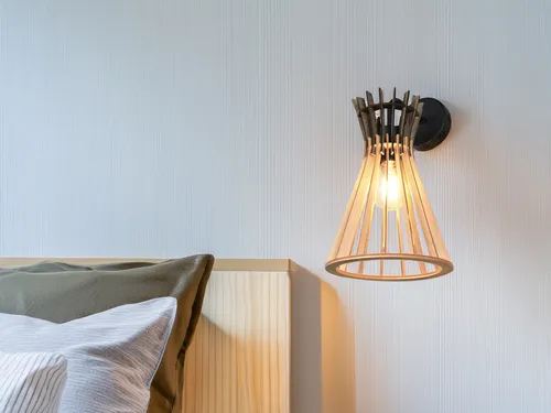 Skandinavische LED Wandleuchte mit Holzoptik und Schalter H: 24cm