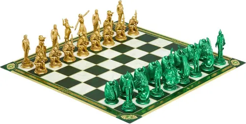 Wicked Chess Set von der Noble Collection - Schachset mit zwei Satz Figuren in lebhaftem Metallic-Grün und Gold, inklusive passendem Spielbrett und Box. Ideal für Schachliebhaber und Fans von außergewöhnlichen Designs.