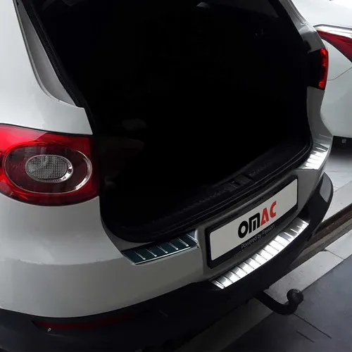 OMAC Ladekantenschutz VW 7514094 - Edelstahl Ladekantenschutz für VW, schützt den Kofferraumrand effektiv und ist einfach aufzukleben.