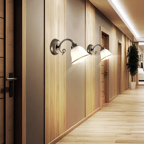 2er Set Wandleuchten im Antik-Stil, satiniertes Glas & Altmessing - Lampen im Antik-Stil für Ihr Zuhause. Diese eleganten Wandleuchten kombinieren satiniertes Glas mit Altmessing und schaffen eine stilvolle Beleuchtung. Ideal für Wohnzimmer oder Dielen.