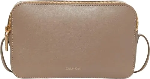 Calvin Klein Damen Foil Logo Elongated Camera Bag - Elegante Crossover-Tasche in Desert Taupe mit stilvollem Logo-Design, ideal für den täglichen Gebrauch und vielseitig kombinierbar.