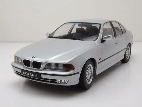 BMW 530d E39 1995 Modellauto 1:18 KK Scale - Detailgetreues 1:18 Modellauto aus Die-Cast, ideal für Sammler und BMW-Enthusiasten. Mit Originalverpackung und in edlem Silber.