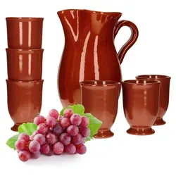 MamboCat Karaffe 7tlg.-Set: Tonkrug 1.9L + 6 Tonbecher 175ml - Geschirrset aus handgearbeitetem Ton, ideal für Mittelalterfeste und stilvolles Servieren. Die Karaffe hält Getränke optimal temperiert und ist bruchfest, perfekt für Met, Wein und mehr.
