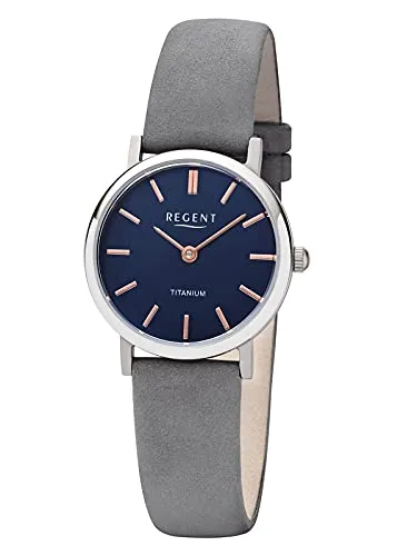 Regent Damen Uhr F-1222 mit Lederarmband - Elegante Armbanduhr für Damen mit grauem Lederarmband und blauem Zifferblatt. Das kleine Gehäuse aus Titan ist bis 3 bar wasserdicht und bietet präzise Zeitmessung dank Quarzwerk.