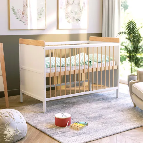 Babybett Ella 60x120 cm – Massivholz Kiefer weiß mit Umbaufunktion - Hochwertiges Babybett aus massivem Kiefernholz, 3-fach höhenverstellbar und mit Schlupfsprossen. Ideal für eine lange Nutzungsdauer dank Umbaufunktion zum Juniorbett. Inklusive pflegeleichter Schaumstoffmatratze.