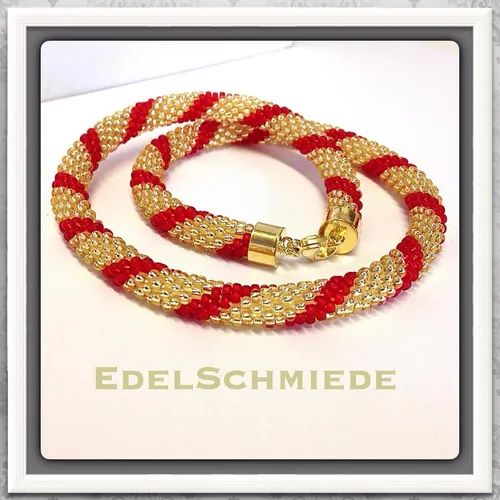 Edelschmiede925 Häkelkette in Rot mit Goldfarbenen Perlen - Elegante Halskette aus 925er Sterlingsilber, verziert mit goldfarbenen Perlen. Ideal für besondere Anlässe oder als stilvolles Accessoire im Alltag.