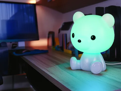 Ausgefallene USB Tischlampe Teddy mit Farbwechsel - Klassische Tischleuchten, drollige Teddyfigur mit RGB Farbwechsel für gemütliche Beleuchtung im Kinderzimmer, ideal als Nachttischlampe.