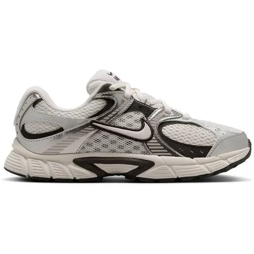 NIKE Kinder Freizeitschuhe V5 RNR (GS) - Stylischer Sneaker für Kinder, ideal für Abenteuer im Alltag. Leichtgewichtige Schaumstoff-Mittelsohle und strapazierfähiges Mesh-Obermaterial sorgen für hohen Tragekomfort und optimale Atmungsaktivität.