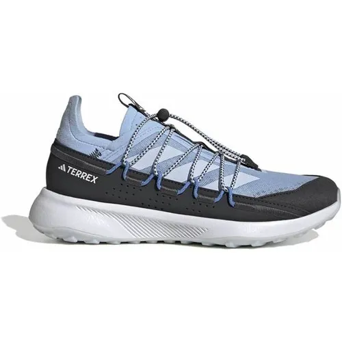 adidas Terrex Voyager 21 Travel Schuh - Leicht und flexibel für Outdoor-Abenteuer - Der adidas Terrex Voyager 21 Travel Schuh bietet atmungsaktive Materialien und eine Traxion Außensohle für optimalen Halt. Ideal für Wandern und Speed Hiking, sorgt er für ein bequemes Tragegefühl auf jedem Terrain.