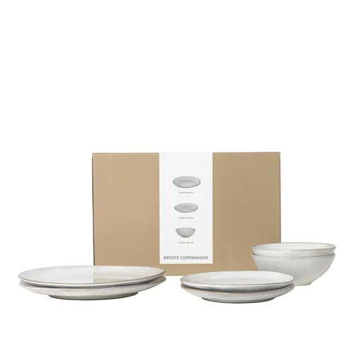 Broste Copenhagen Nordic Sand Geschirrset für zwei - Elegantes Geschirrset aus hochwertigem Steingut mit einzigartiger Reaktivglasur. Ideal für stilvolle Mittagessen, spülmaschinenfest und mikrowellengeeignet.
