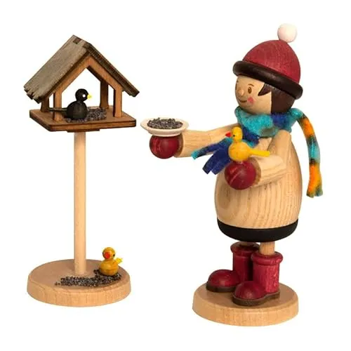 Mäxchen mit Vogelfütterung - Erzgebirgische Holzkunst Figur, handgefertigt und detailreich, ideal als liebevolle Dekoration für Ihr Zuhause.