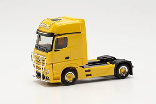 Herpa LKW Modell Mercedes-Benz Actros Gigaspace `18 Zugmaschine mit Rammschutz und Lampenbügel, originalgetreu im Maßstab 1:87, Modell LKW für Diorama, Modellbau Sammlerstück, Deko Miniaturmodelle, Gelb