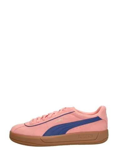 PUMA Damen Club KLASSIKA SD Sneaker, PINK Fruit-Blazing Blue Gold, 42.5 EU - Damen-Sneaker mit regulärer Breite und PUMA Formstrip, ausgestattet mit SOFTFOAM+ Innensohle für optimalen Step-in-Komfort und weiche Dämpfung.