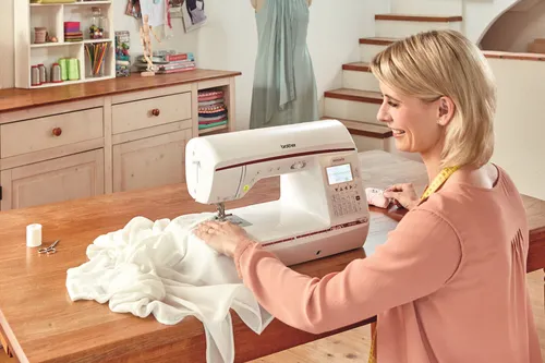 Brother Innov-is NV1040SE Nähmaschine - Nähmaschinen mit 40 programmierbaren Stichen, ideal für kreative Projekte und einfache Handhabung dank LCD-Display und automatischem Einfädeln.