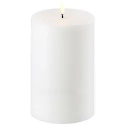 UYUNI Lighting LED-Kerze PILLAR 10,1 cm - Echtwachs mit 3D-Flamme - LED-Kerze aus Echtwachs mit patentierter 3D-Flamme für ein täuschend echtes Flammenspiel. Ideal für stimmungsvolle Atmosphäre ohne Brandgefahr. Perfekt für Haushalte mit Kindern und Tieren.