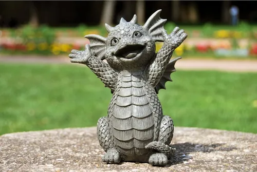 Gartenfigur Gartendrache Modell Hallo klein - Wetterfeste Dekofigur - Gartenfigur aus Polyresin in grauem Drachen-Design, ideal für kreative Gartendekoration und wetterfest für langlebigen Einsatz.