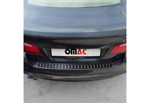 OMAC Ladekantenschutz für BMW 1218095CF - Autoteile, schützt die Ladekante vor Kratzern und Beschädigungen, einfach aufklebbar und in edlem Chrom-Carbon Design