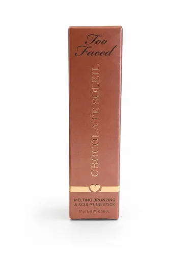Too Faced Chocolate Soleil Melting Bronzing & Sculpting Stick 17g - Kompakter Bronzing- und Sculpting-Stick für ein mattes Finish. Ideal für die schnelle Anwendung und perfekte Konturierung. Praktisch für unterwegs und für jeden Teint geeignet.