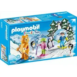 PLAYMOBIL® 9282 - Family Fun - Skischule - Playmobil Spielzeugset für Kinder ab 4 Jahren, inklusive abnehmbarem Bärenkostüm und umfangreicher Wintersportausrüstung für spielerisches Lernen im Schnee.