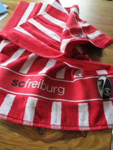 Freiburg SC Duschtuch „Streifen weiß-rot“ - Duschtuch aus 100% Baumwolle, in den Maßen 50 x 100 cm oder 70 x 140 cm, ideal für SC Freiburg Fans und perfekt für den Alltag oder die Sauna.