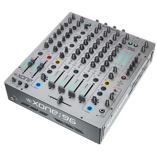 Allen & Heath Xone:96 Mischpult - Professionelles 6 + 2-Kanal-Mischpult mit Dual Xone VCF-Filter und 32 Bit USB-Soundkarten, ideal für DJs und Live-Performances.