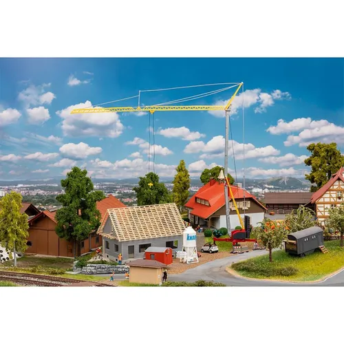 Faller H0 130658 - Haus im Bau mit Kran Bausatz - Detailierter Bausatz eines Hauses im Bau, ideal für Modellbau-Enthusiasten. Epoche V (1990-2007), Spur H0 (1:87), perfektes Zubehör für lebendige Szenen.