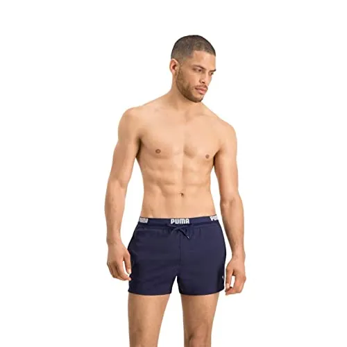 PUMA Herren Logo Short Length Swim Badebekleidung, Navy, S EU - Badeshorts für Herren mit schnelltrocknendem Stretchmaterial aus Recyclingmaterialien. Der High-Tech-gebondete Reißverschluss an der Gesäßtasche sorgt für zusätzlichen Komfort.