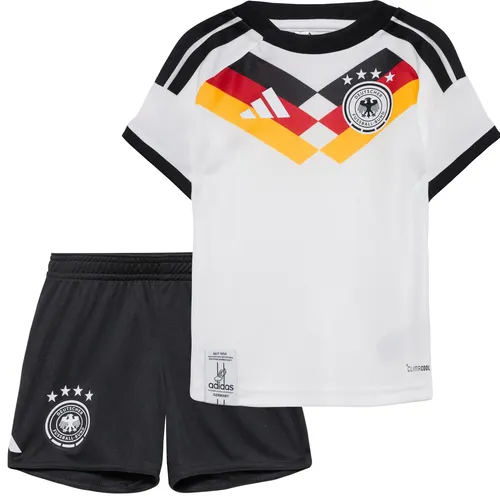 ADIDAS Kinder Fananzug Deutschland 26 Baby Heim - Bequemer Kinder Fananzug für die deutsche Nationalmannschaft, ideal für kleine Fans. Mit atmungsaktiven Materialien und praktischem Druckknopfverschluss für einfaches An- und Ausziehen.