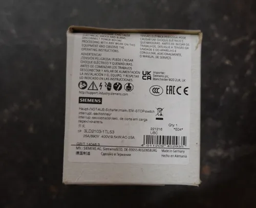 Siemens Not-Ausschalter 4p 25A, 400V - Not-Aus-Taster von Siemens, 4-polig, ideal für sichere Abschaltungen in industriellen Anwendungen, mit Frontbefestigung und robustem Drehantrieb.
