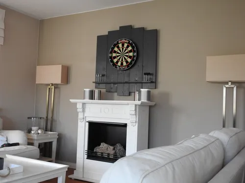 WDS Dartscheibe WOODEN Dartboard Surround - Premium Dart-Wandschutz mit Burned Look oder Color Design, bietet optimalen Schutz für Ihre Wände und ist ideal für Dartliebhaber.