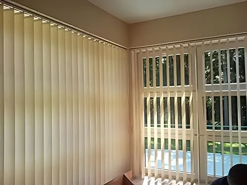 Grau Vertikal-Lamellenvorhang 90x130 cm - Komplett-Set - Textil-Jalousie in grau, regulierbarer Lichteinfall für optimale Lichtverhältnisse und einfache Montage. Ideal für Wohnräume und Büros.