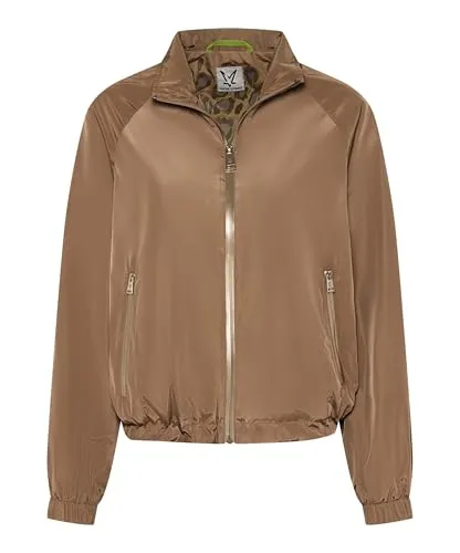 Fuchs Schmitt Style Blouson Athen Camel 44 - Eleganter Damenblouson mit elastischen Bündchen und gerader Silhouette. Der praktische Reißverschluss und der Stehkragen machen ihn zum idealen Begleiter für jede Gelegenheit.