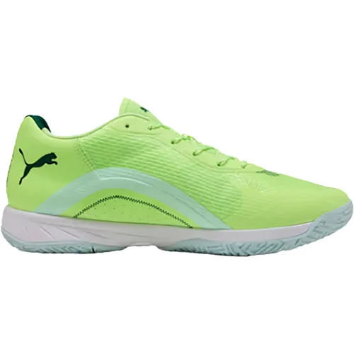 PUMA Unisex Accelerate Turbo 4 Hallenturnschuh, Fizzy Hellgrün Terrain Weiß Silber, 39 EU - Herren-Hallenschuhe mit innovativer Dämpfungstechnologie für optimalen Komfort und Leistung auf dem Spielfeld.