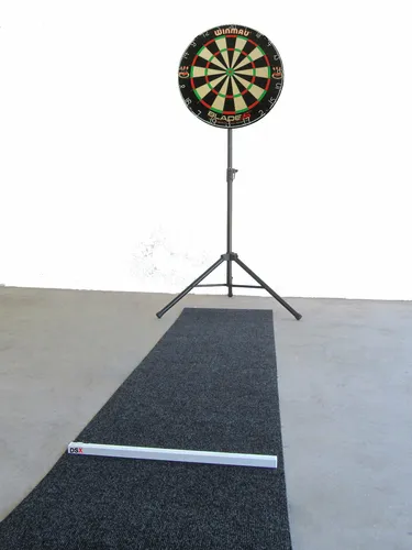 Winmau Blade 6 Steel Dartboard Komplett-Set - Dartscheiben Set mit höhenverstellbarem Ständer, Sisal Dartscheibe und rutschfester Dartmatte für sicheren Spielspaß und optimalen Schutz des Untergrunds.
