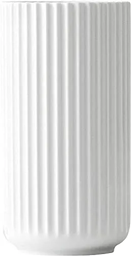 Lyngby Porcelæn Lyngby Vase H25 cm Weiß - Vase H25 cm Weiß – Ikonisches skandinavisches Design mit eleganten vertikalen Rillen, perfekt für größere Blumenarrangements und als stilvolles Solitärstück in jedem Raum.