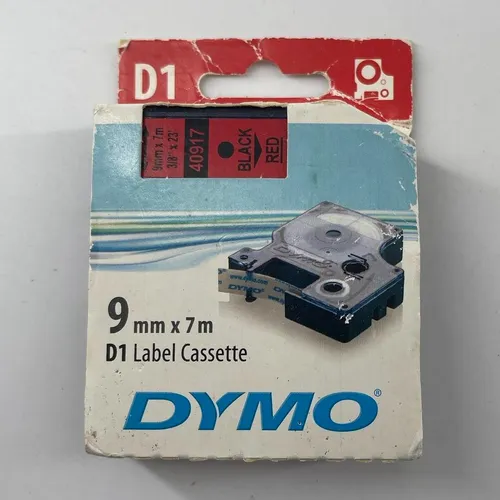DYMO D1-Etikettenband schwarz auf rot 9 mm x 7 m - Hochwertige, gestochen scharfe Etiketten für vielseitige Anwendungen im Büro