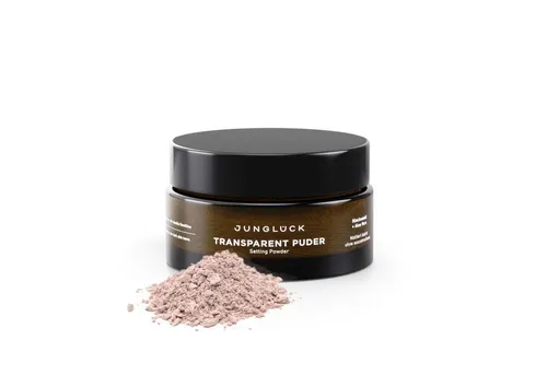 JUNGLÜCK Transparent Puder - Rose, mattierend & langanhaltend - Das JUNGLÜCK Transparent Puder sorgt für ein mattes Finish und ein frisches Hautbild. Mit ultrafeinen Pigmenten und wertvollen Inhaltsstoffen bleibt die Haut geschmeidig und sieht natürlich aus – ideal für jeden Tag.