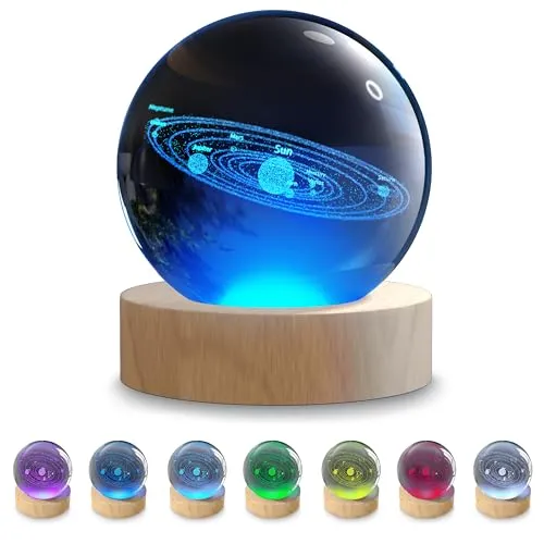 CSL - 3D Universum Kristallkugel – LED Nachtlicht mit Gravur – RGB Licht – K9 Kristall 6 cm – Holzsockel & USB 5V Stromversorgung