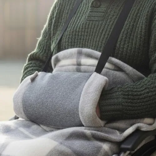 SENIORI Handmuff - Grau + Polar, Wärme und Komfort für Rollstuhlfahrer - Zubehör für Rollstühle, bietet hochwertigen Fleece-Schutz vor Kälte und einen breiten Halsriemen für optimalen Tragekomfort.