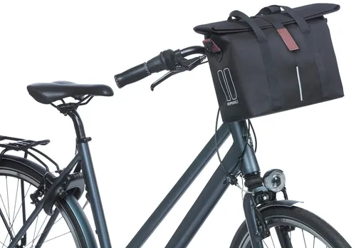 Basil City Handtasche – wasserabweisend und vielseitig - Fahrradtaschen mit 8-11L Volumen, ideal für Einkäufe oder Ausflüge. Robustes, wasserabweisendes Material schützt vor Nässe. Mehrfach nutzbar: als Handtasche, Schultertasche oder am Fahrrad.