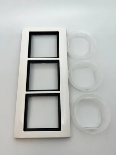 Merten 400319 Rahmen 3-fach pw AQD - Lichtschalter-Rahmen in polarweiß für senkrechte und waagerechte Montage, ideal für moderne Innenräume mit IP44-Schutz.