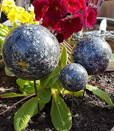 Pflanzstecker 3er Set Edelstahl mit Kugeln in Anthrazit - Stilvolles 3er Set Pflanzstecker aus robustem Edelstahl mit eleganten Kugeln in Anthrazit. Ideal zur Dekoration und Kennzeichnung Ihrer Pflanzen im Garten.