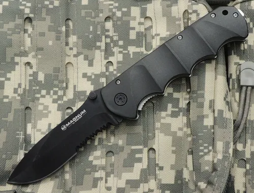 Böker Magnum Black Spear Taschenmesser - Taschenmesser mit 440A Stahl und Aluminiumgriff, rostfrei und ideal für Outdoor-Abenteuer mit einer Klingenlänge von 10 cm.