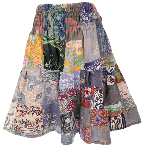 Weit schwingender upcyceling Patchwork Minirock - Boho Baumwoll Sommerrock - Boho Minirock aus 100% Baumwolle, ideal für Frühling und Sommer. Der luftige, lose Schnitt sorgt für hohen Tragekomfort und einen lässigen Look.